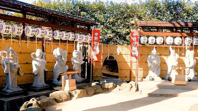 画像: 一か所七福神:左から毘沙門天、弁財天、大黒天、恵比寿神、布袋樽、福禄寿、寿老人/@IGA撮影
