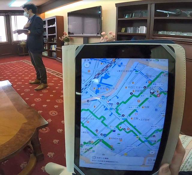 画像: 集合場所にてタブレットの受け取り(イメージ)