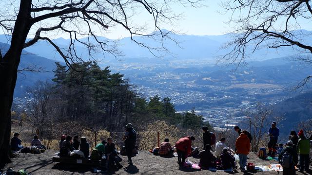 画像: 山頂でお昼休憩している登山者