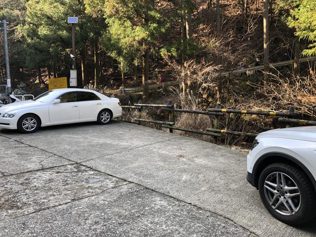 画像: ゲート前駐車場