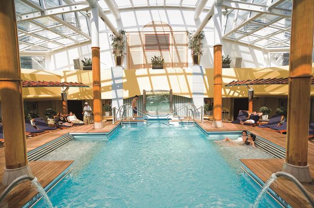 画像: 船内プールでも飲み物を注文したり、一日中過ごすこともできます ⒸCelebrity cruises