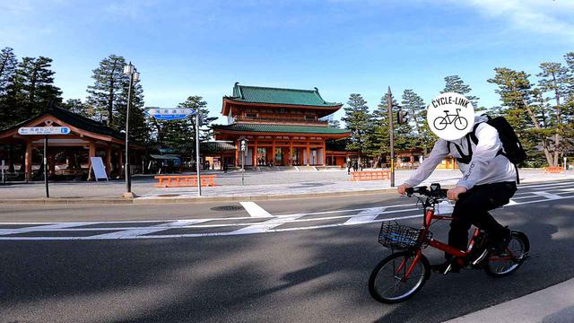 画像: 平安神宮 応天門の前を走るsalt