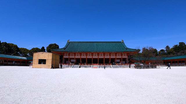画像: 大極殿/前庭の左右には「左近の桜」「右近の橘」@salt