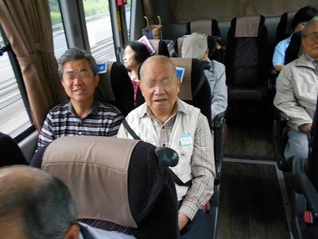 画像: 行きのバスの中は、仲良しメンバーでおしゃべりやお菓子交換でわくわく~ 小学生の遠足を思い出してしまいました。