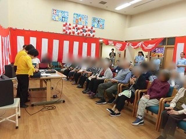 画像: 大正琴の演奏にあわせて ♪ふるさと などを合唱していただきました
