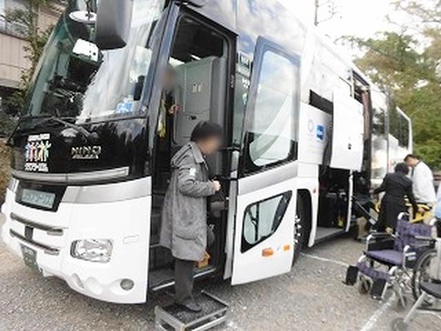 画像: 車イスの方も安心して乗れる専用バスでお出かけでした