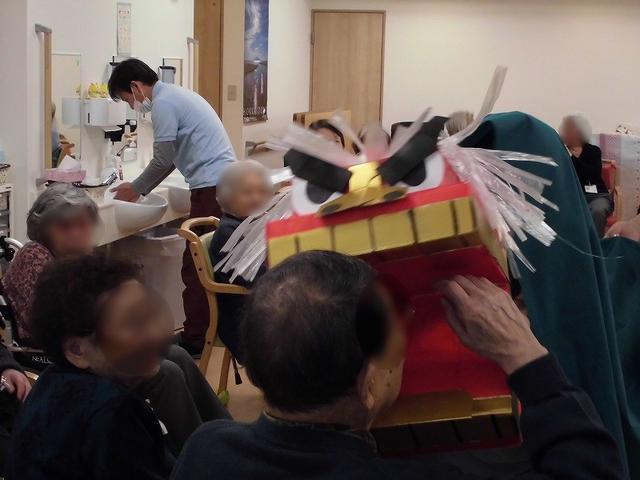 画像: 獅子舞に噛まれると魔除けになり、一年をより良く過ごせるそうです