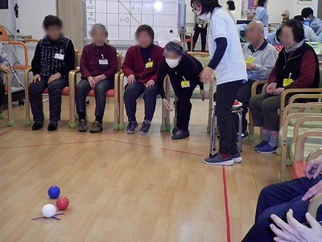 画像1: 早速赤チーム、青チームに分かれて競技開始!