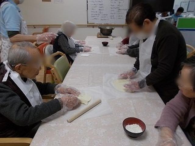 画像: 生地を伸ばします。
