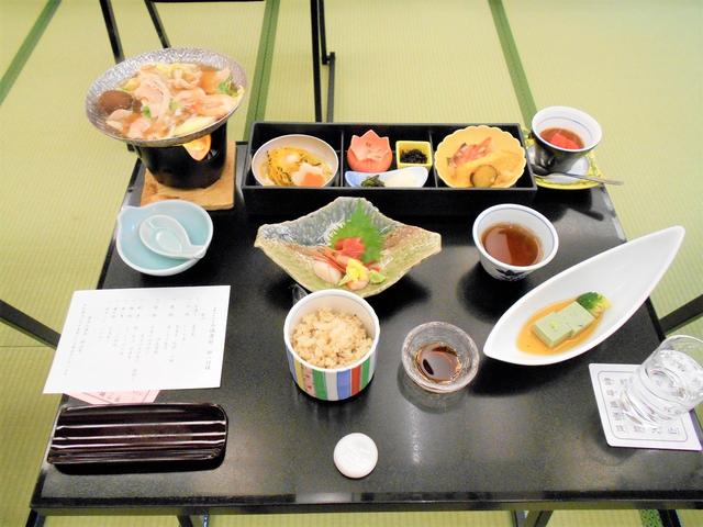 画像: 海の幸・山の幸たっぷりの懐石料理です。