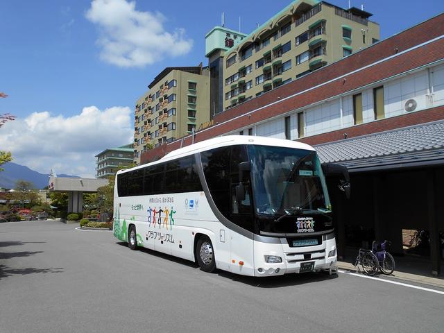 画像: 5月16日(木)令和初のまごころ倶楽部春の日帰り旅行 山梨県 富士芝桜まつりへ行ってきましたー! こちらはクラブツーリズムのロゴがまぶしい 観光バスです。