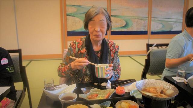 画像: どのお料理もおいしそうです。薄緑のよもぎ豆腐や水炊き鍋にみなさま喜ばれていました。