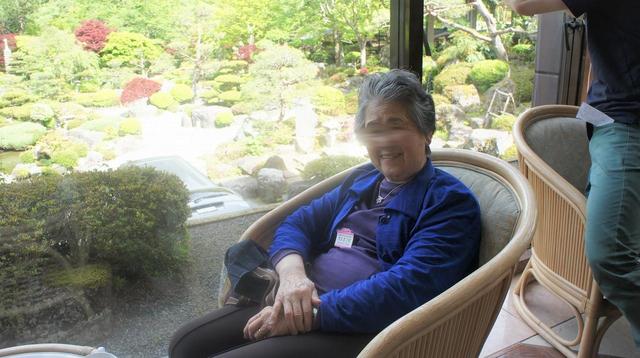 画像: お食事のあとは、美しい庭園を眺めながらラウンジにて コーヒータイム。非日常を満喫されています。