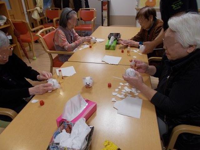 画像: 和紙をちぎったり貼ったり細かい作業に集中 可愛いネズミの起き上がりこぼしが出来上がりました。
