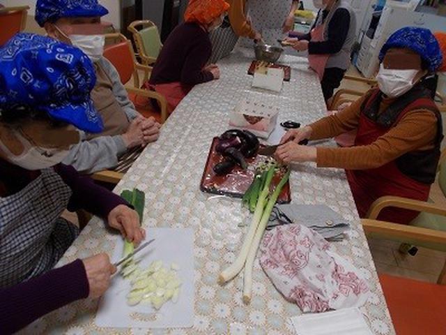 画像: 芋煮と山形のだしを作りました。 野菜のみじん切りキレイに切ってくださいました。