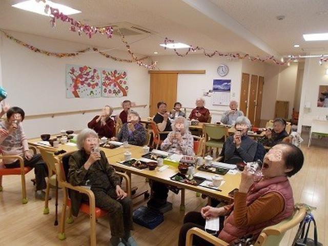 画像: 今年の方角の西南西を向いて、いただきま~す。