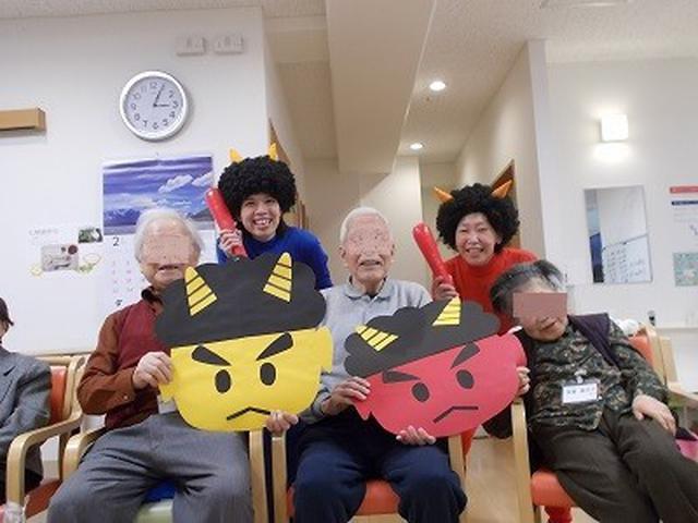 画像: 今年も一年健康に過ごすことができますように。 最後は鬼と一緒に記念撮影、ハイチーズ!