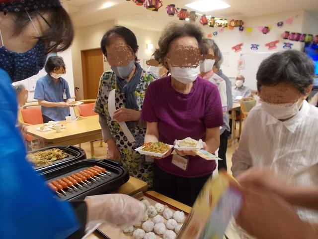 画像: 昼食はまごころ屋台! 1日目は焼きそば、フランクフルト、たこ焼き、フライドポテト、おにぎり、豚汁、冷やしパインを召し上がっていただきました。