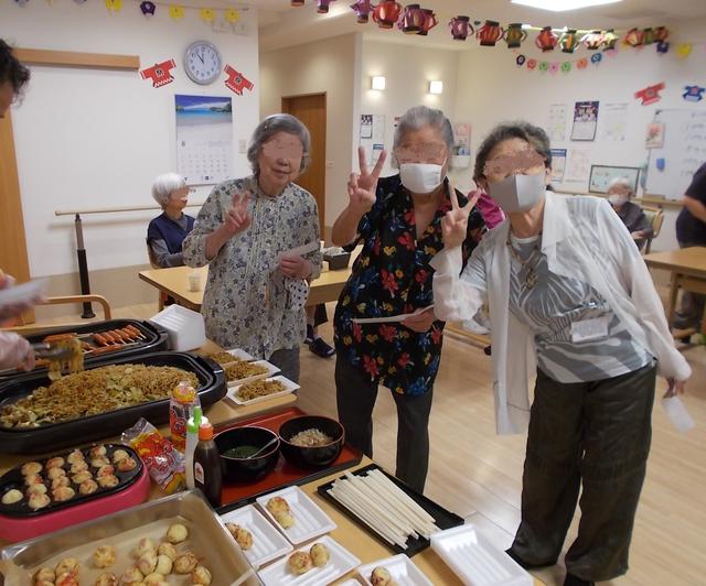画像: 2日目は焼きそば、フランクフルト、フライドポテト、いなりずし、豚汁、冷やしパインを召し上がっていただきました。 両日とも、皆様屋台チケットのおかわり券も全部ご使用になり、お腹いっぱい!美味しかった!とお喜びいただきました。中には、もっと食べたい!なんてお声も・・・まごころ屋台大盛況でした。