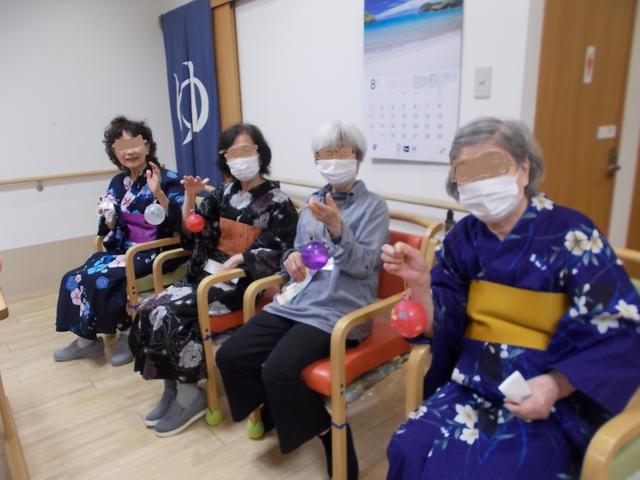 画像: 今年は各所で花火大会が中止になる中、まごころのフロア内になんと花火が打ちあがりました! プロジェクターで花火大会の映像を映し、皆様に見ていただきました。 た~まや~!と花火を見ていただいた後はかき氷を召し上がっていただきました。 まごころ祭り2020も大盛況で終わりました!