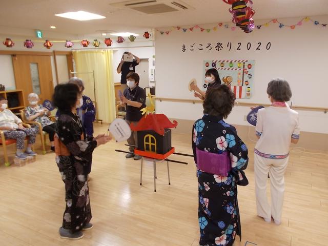 画像: ワッショイ!ワッショイ!という掛け声にのって、まごころ神輿の登場です。 皆様で東京音頭など盆踊りを踊りました。