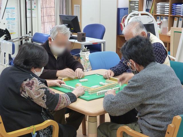 画像: 麻雀は、いつも真剣です。 皆様の気迫が伝わって来ます。