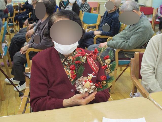 画像: 赤色と金色のリボンが可愛いです。