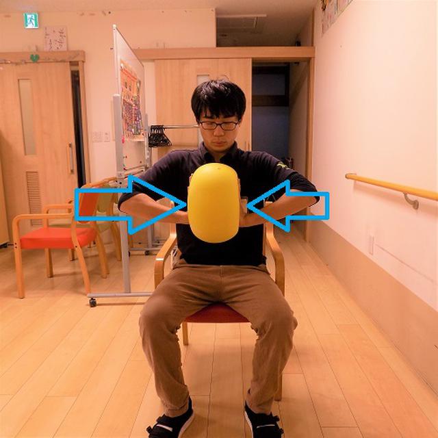 画像2: いつでも楽しくボール体操「大胸筋編」