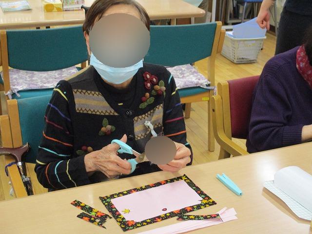 画像2: 簡単に入れられて持ち運びに便利です。 内側はラミネートシートで衛生的です。 ちりめんの絵柄も可愛いので、持って行くのが楽しくなります。