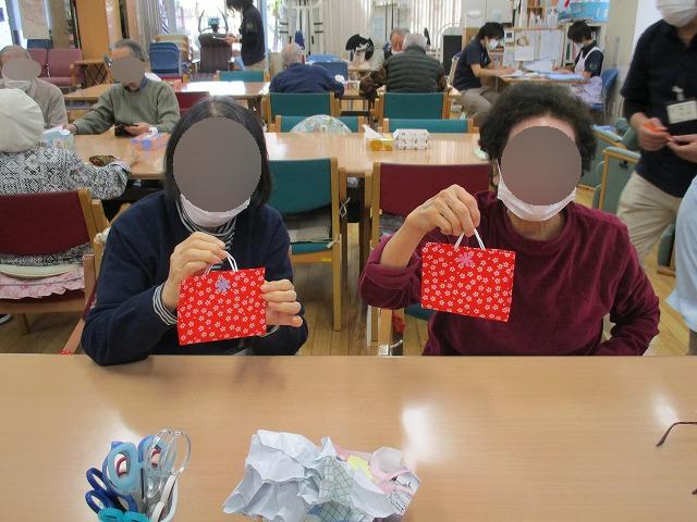 画像2: 絵柄の布とラミネートシートを貼り合わせます。 ケースを閉じる為のマジックテープを貼って完成です。