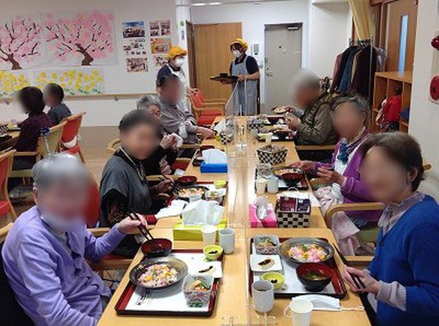 画像: お食事前に記念撮影☆
