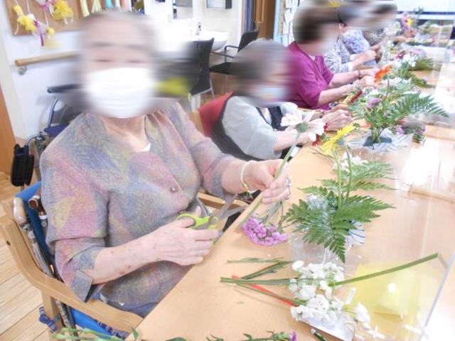画像3: 人気の「フラワーアレンジメント教室」
5種類のお花を自分好みにアレンジしましょう。