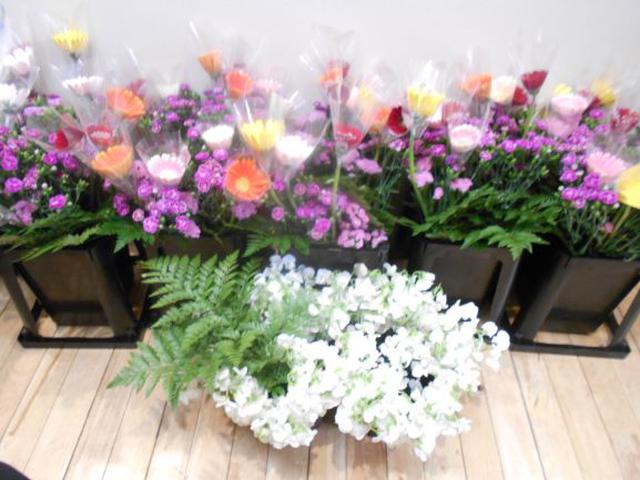 画像2: 人気の「フラワーアレンジメント教室」
5種類のお花を自分好みにアレンジしましょう。