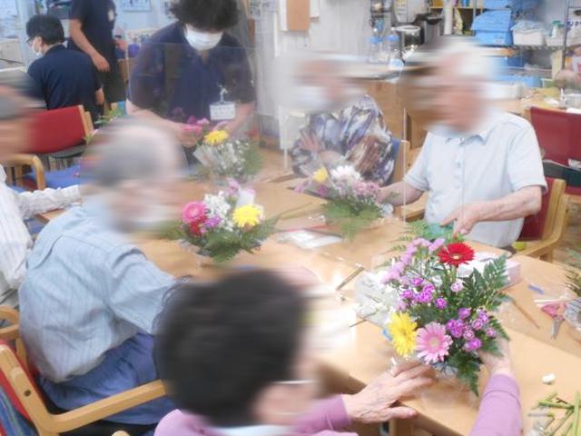 画像5: 人気の「フラワーアレンジメント教室」
5種類のお花を自分好みにアレンジしましょう。
