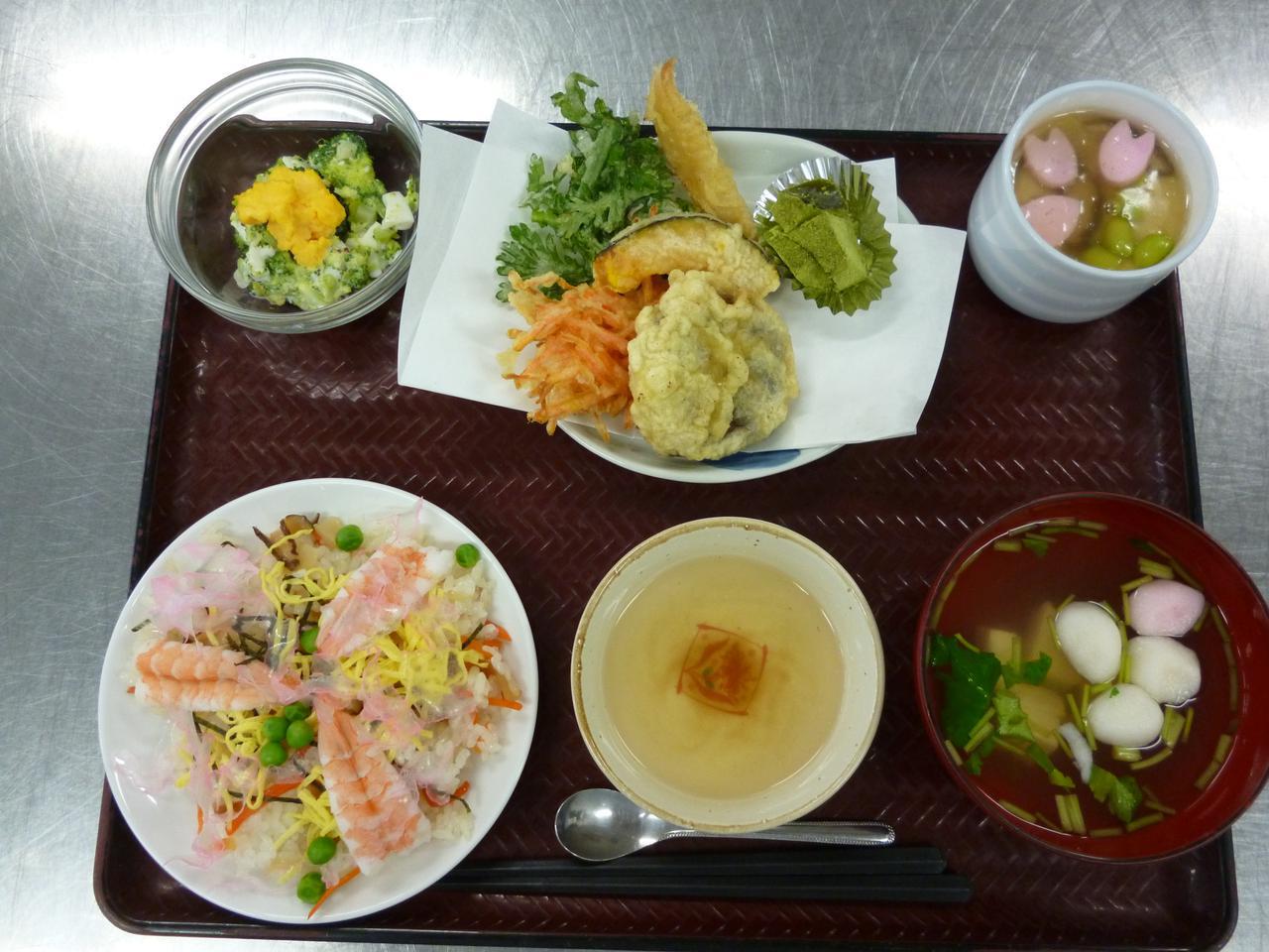 画像1: 桃の節句のお昼メニューはお雛様御膳です。