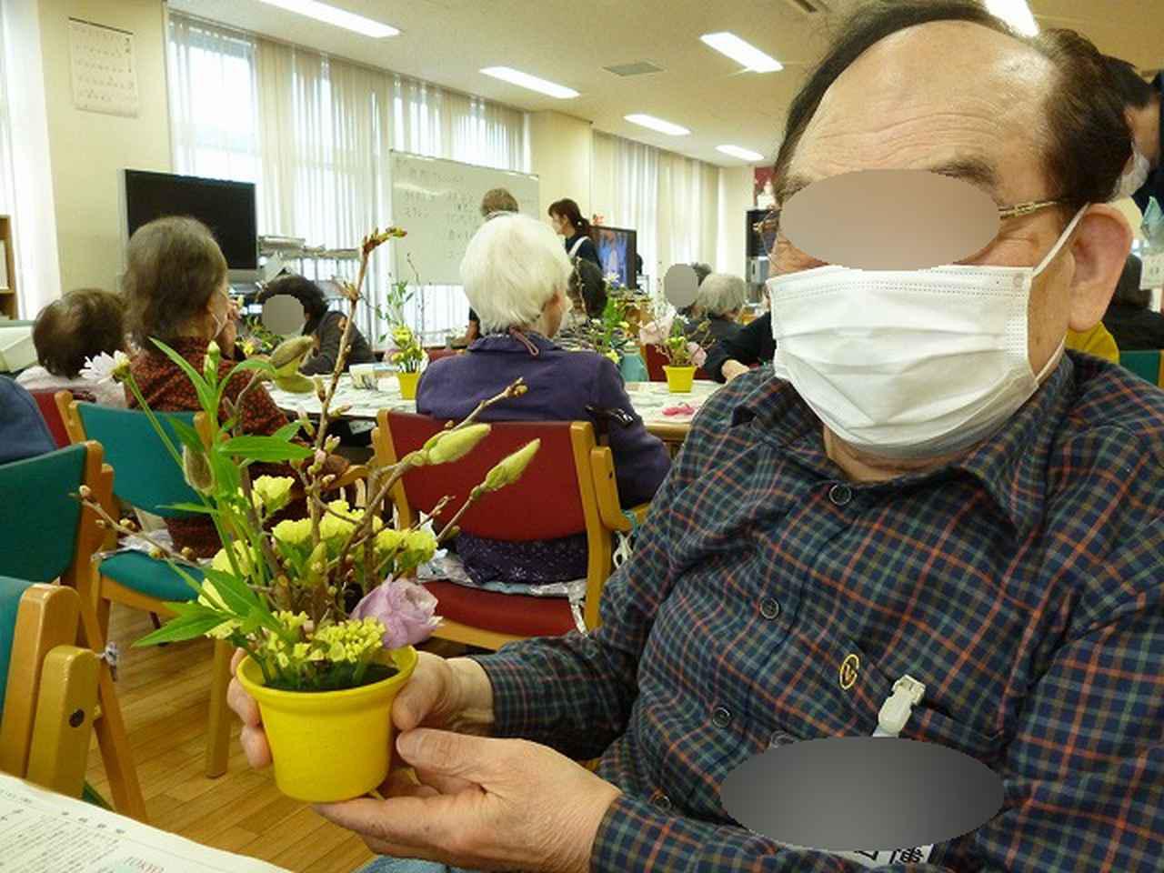 画像4: 今月のフラワーアレンジメントは枝物でした。