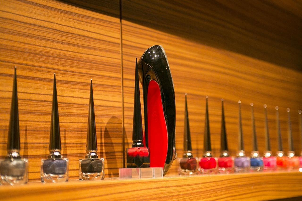 眺望絶佳のホテルスパで クリスチャン ルブタンの ネイルカラー