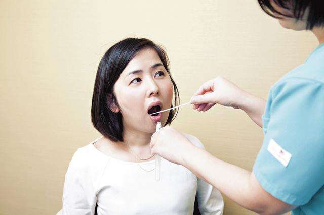 画像: 来院して申込書及び肌質チェックシートに記入したあと、看護師が綿棒で口腔粘膜を採取。海外からの輸入品とは違い、東京女子医科大学皮膚科の川島眞教授が監修し、日本人の肌に合わせて研究・構築した