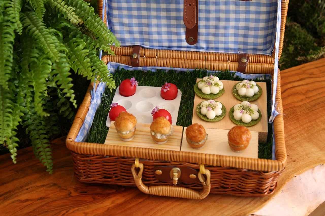画像: ランチ（￥5,000、￥7,000）、ディナー（￥9,500、￥13,000）の4コース すべてに共通して提供される「ピクニック」。ひと口サイズの料理をつまんでから2階のダイニングへ