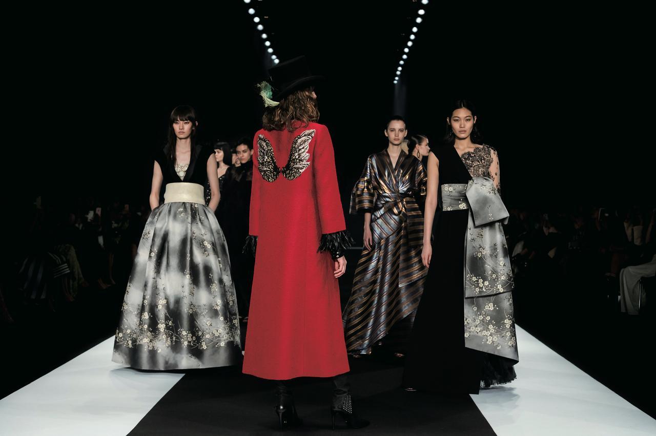 ⭐︎芦田順⭐︎TAE ASHIDA⭐︎オリーブグリーン スリット入りセットアップ 変化し続ける 芦田多恵の現在地 (1/1) - T JAPAN:The New York Times