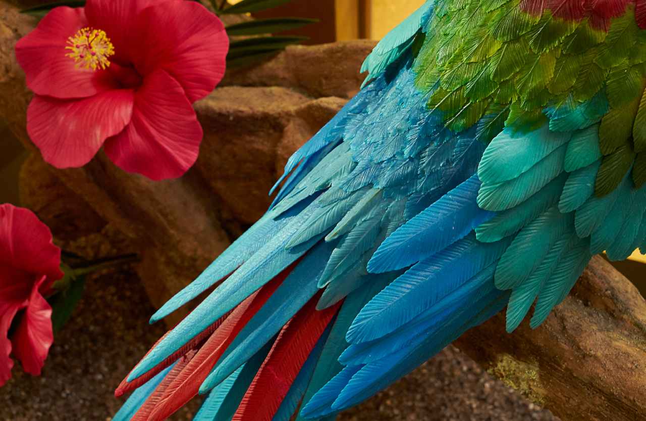 画像: 見るほどに驚かされるのが、ディテールの細やかさ。色合いもそれぞれ異なる羽の一枚一枚に、職人の技術の高さを実感
