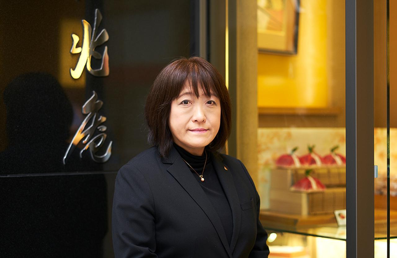 画像: 工芸室室長、祇園公子さん。 「ひとつの作品にはチームで取り組みますが、私は近年、鳥担当です」とほほえむ。店頭にも雀やうさぎなどの工芸作品が飾られている