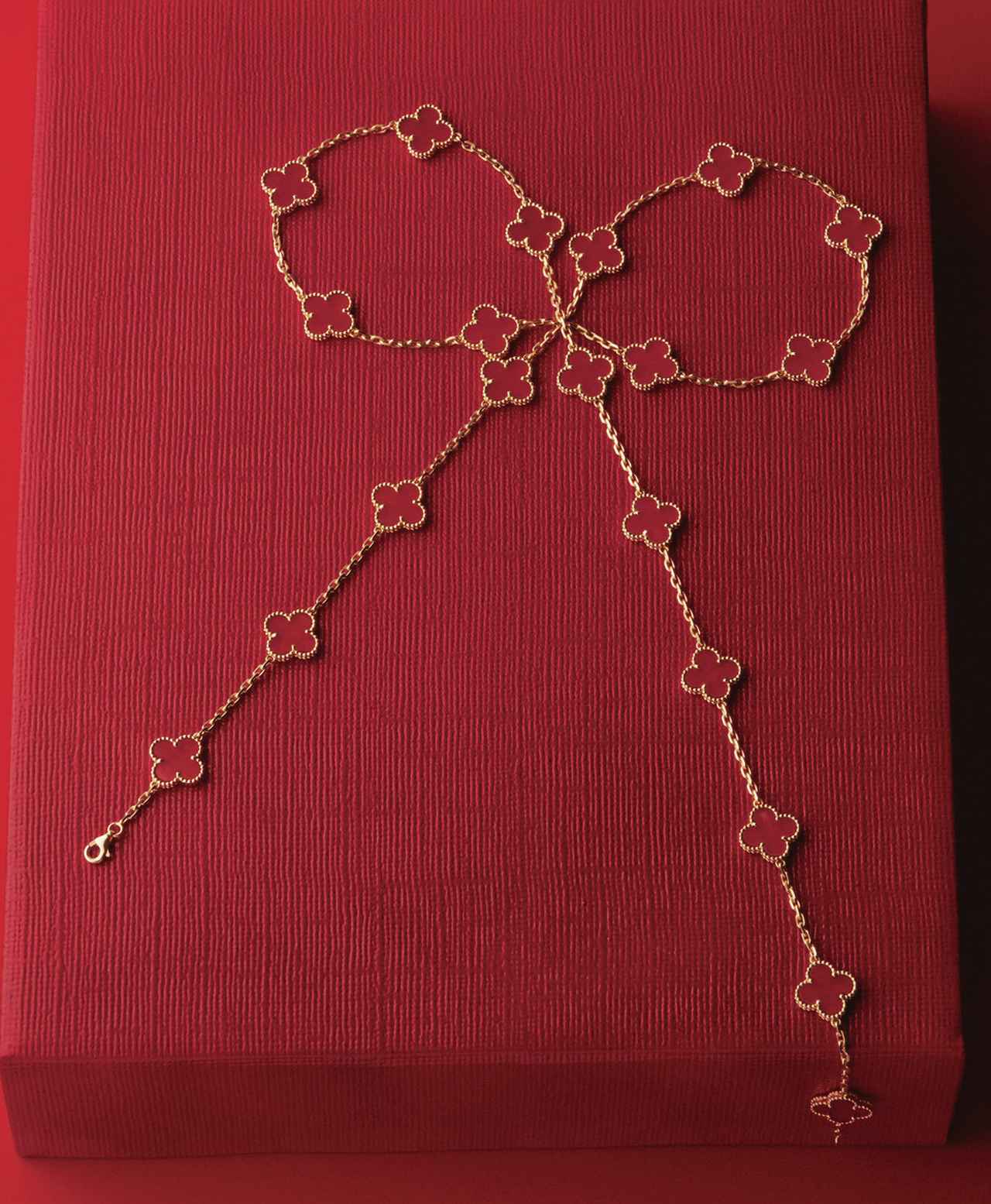 四つ葉のクローバーをお守りに。 ジュエリーが導く、幸福の道しるべ (2