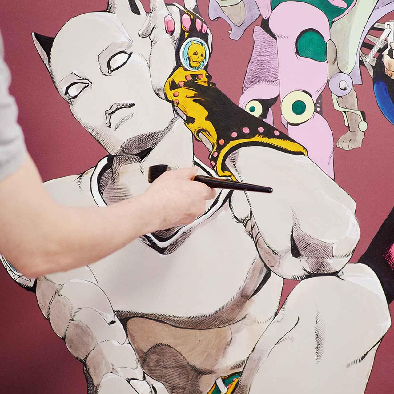 画像: 初の大型原画制作だったため、「画材の量や絵の具の乾燥時間など、予想外のことが多く苦戦した」と話す。荒木が描いているキャラクターは、キラークイーン。人気の“スタンド”だ ほかの写真をみる