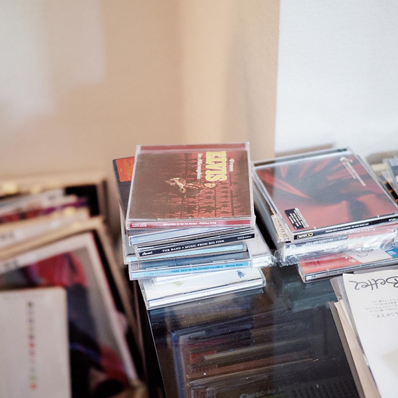 画像: ロックを中心に洋楽にも精通しており、作品のネタにもしてきた荒木。音楽をかけながら作業をするのが日課で、デスクまわりには、CDが山積みに。最近はエルヴィス・プレスリーが個人的に再ブームだという ほかの写真をみる