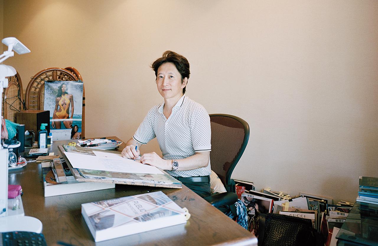 画像: 普段の漫画を執筆するアトリエにて。 基本デジタルは使わず、アナログ派。自宅からここまでは徒歩で通勤 ほかの写真をみる