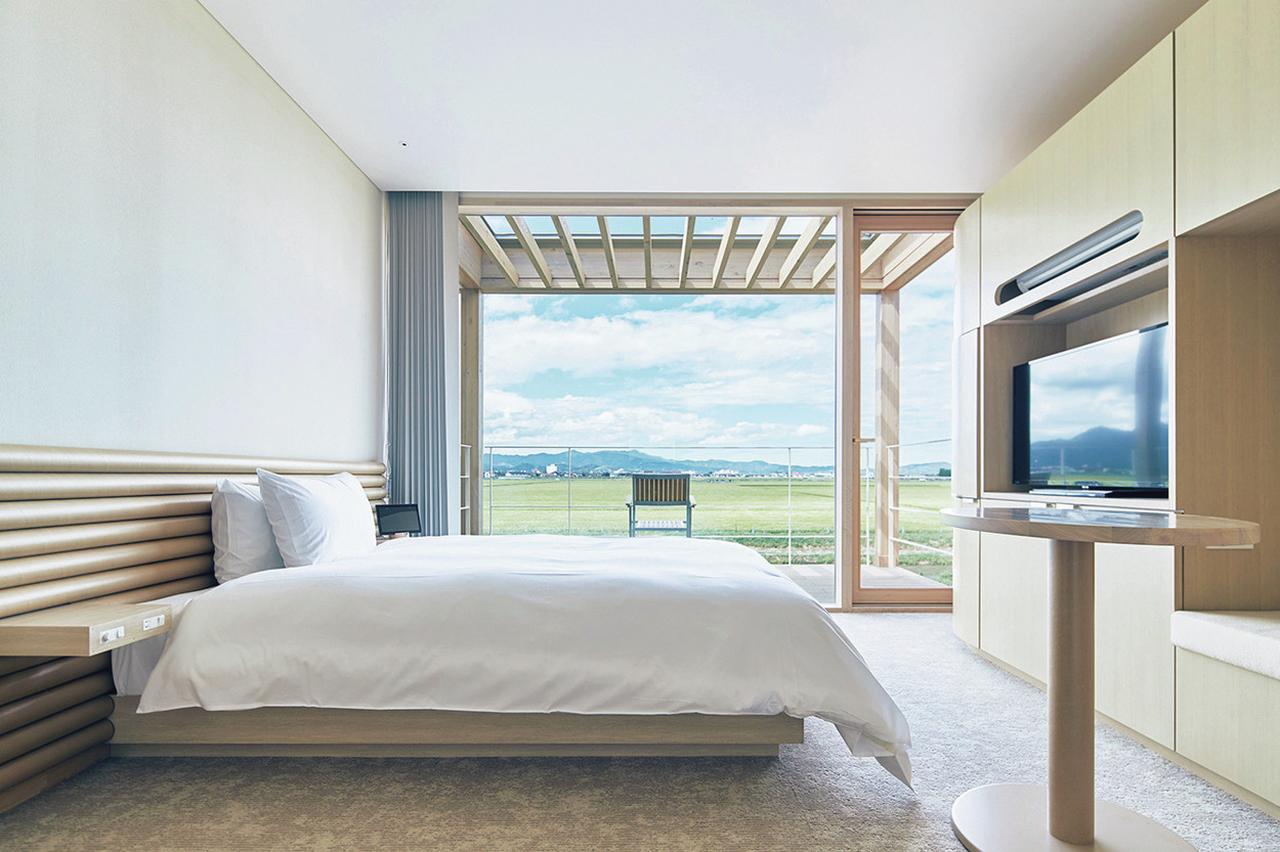 水田の中に誕生した 坂 茂デザインのホテル (1/1) - T JAPAN:The New York Times Style Magazine  公式サイト