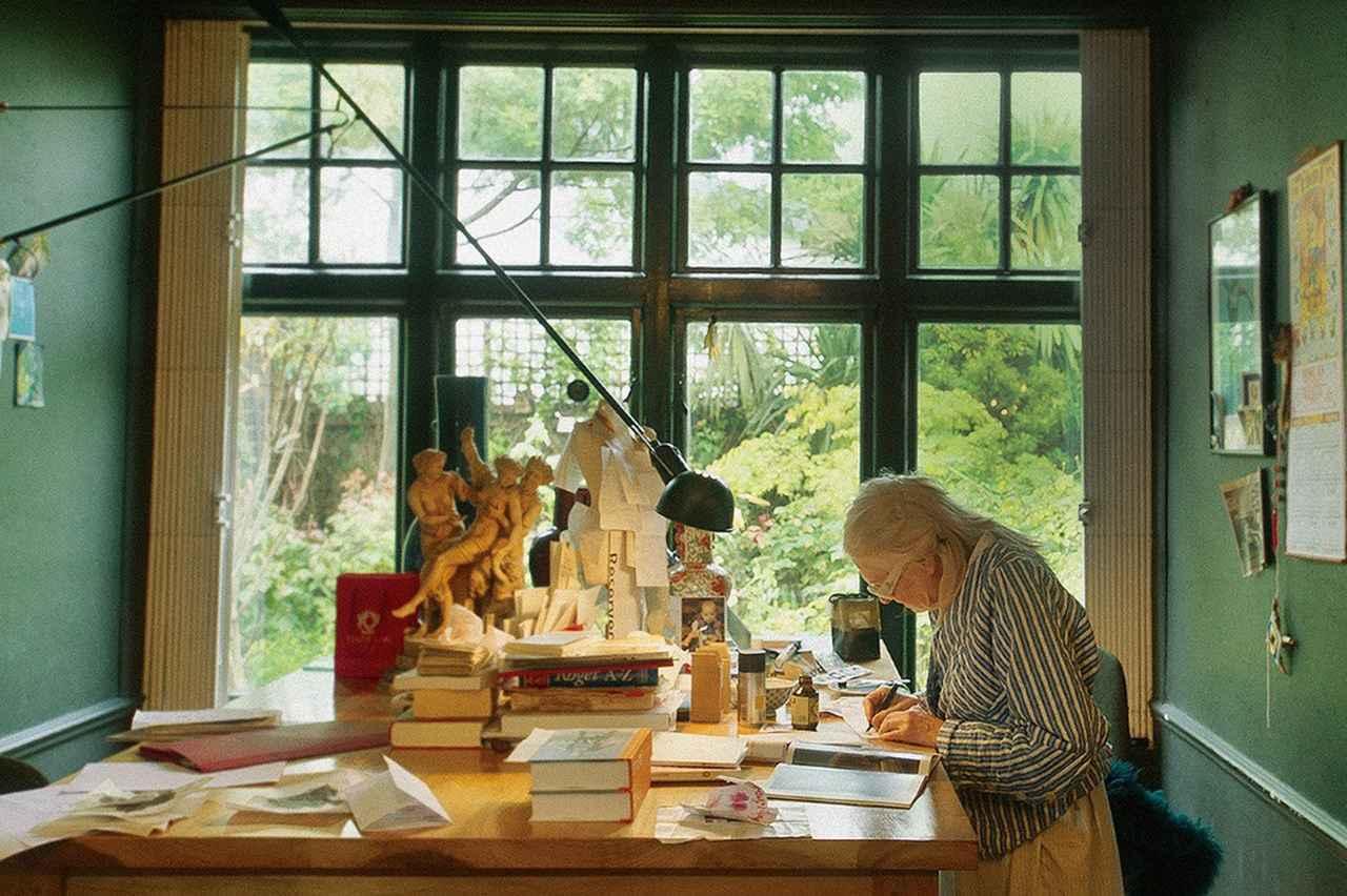 ファッションは優雅な鎧。 ヴィヴィアン・ウエストウッドの 闘いを描い