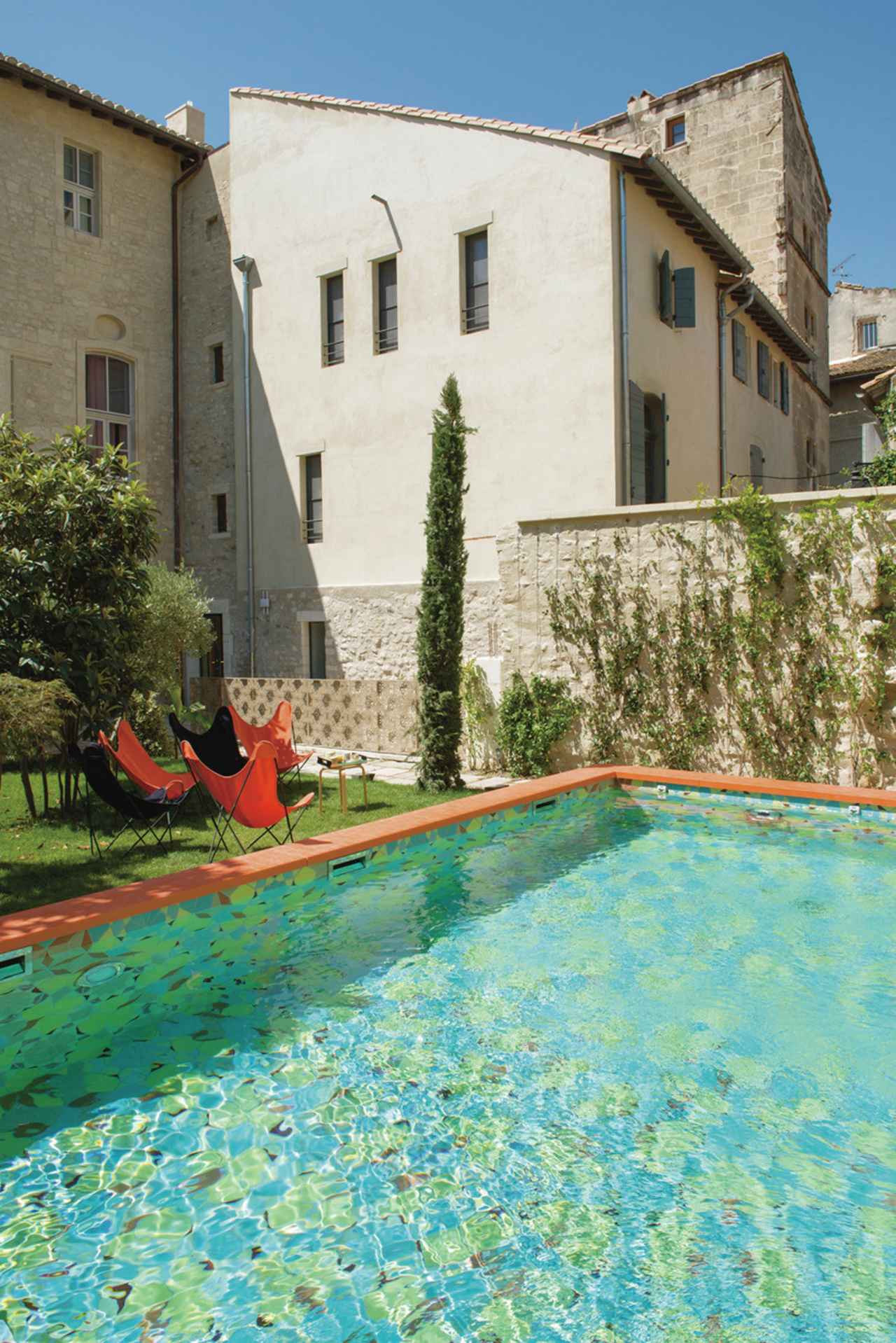 ユカタンタイルが光り輝く。 現代アーティスト ホルヘ・パルド が