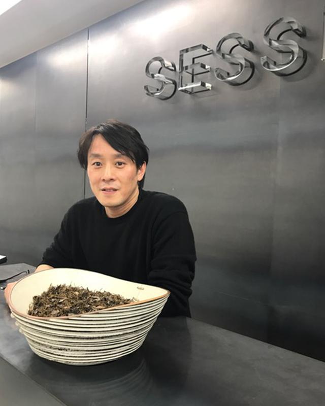 画像: 上杉文弥(FUMIYA UESUGI)さん 国内外のブランドの卸売業、PR代理店を兼ねる「SESSION」代表取締役/CEO。京都の藤井大丸でバイヤーを務めた後、商社へ。2005年に「showroom SESSION」、2009年にメンズブランドを中心とした「UNITENINE showroom」を立ち上げる。ブランドごとにターゲットを絞った独自の販売戦略やマーケティングプランを行い、“取り扱うブランドは必ずヒットさせる”凄腕の持ち主 © SESSION